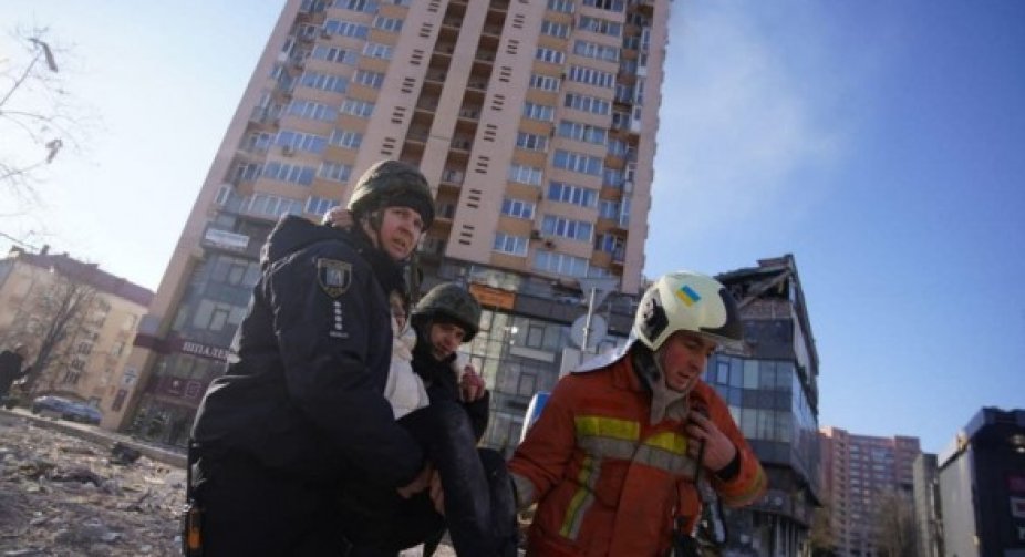 Потрапляння ворожої ракети до житлового будинку в Києві: людей евакуйовано, є загроза руйнування конструкцій. Є постраждалі