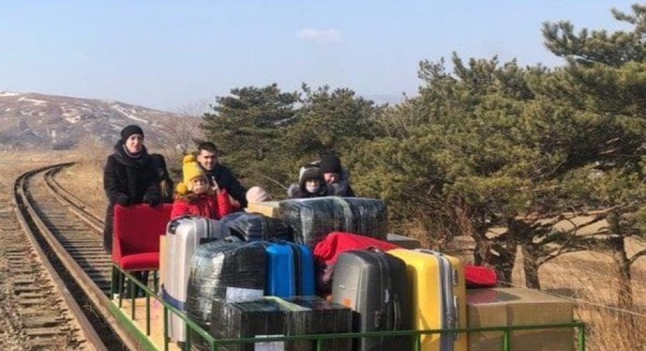North Korea: Russian diplomats leave by hand-pushed trolley
