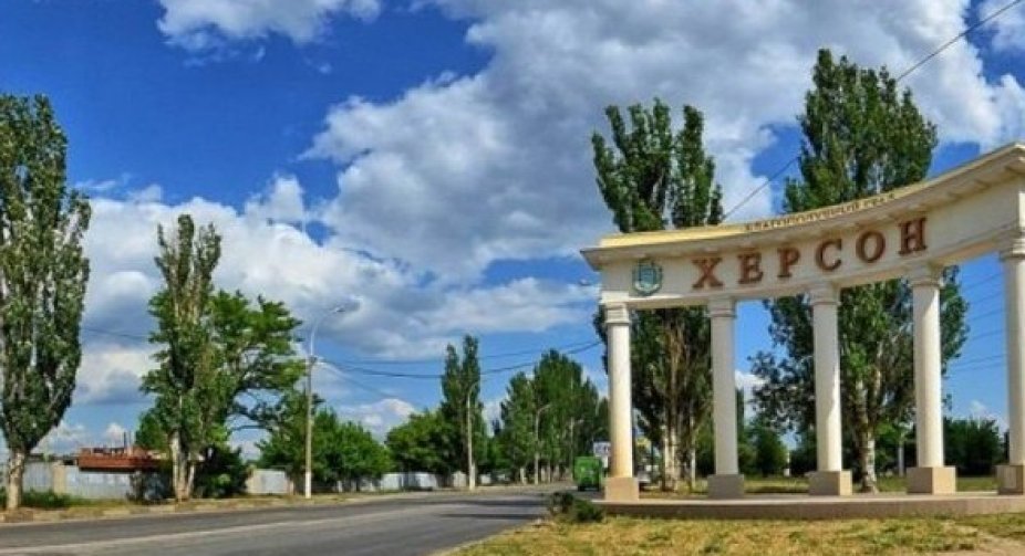 У Херсон зайшли ворожі окупанти, чутно постріли: людей закликали залишатися вдома