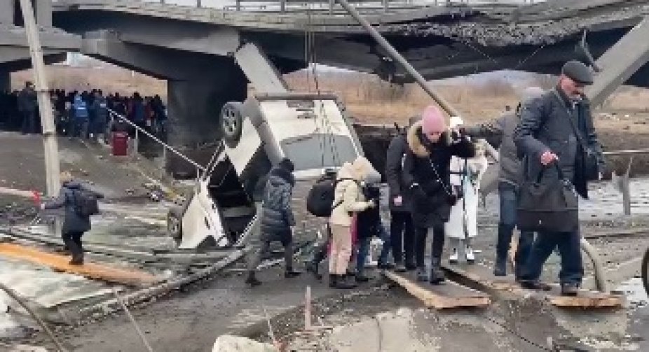Евакуація з Ірпеня: люди покидають місто пішки