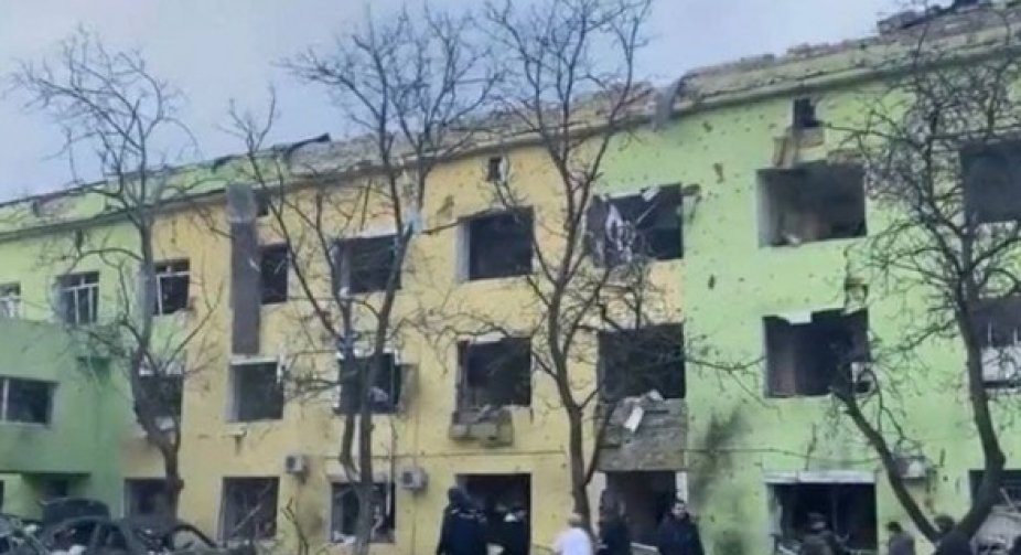 Авіаудар РФ за пологовим будинком у Маріуполі: троє загиблих, серед них дитина