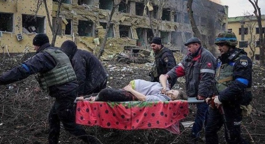 In Mariupol, a pregnant woman who was injured during the bombing of a maternity hospital died