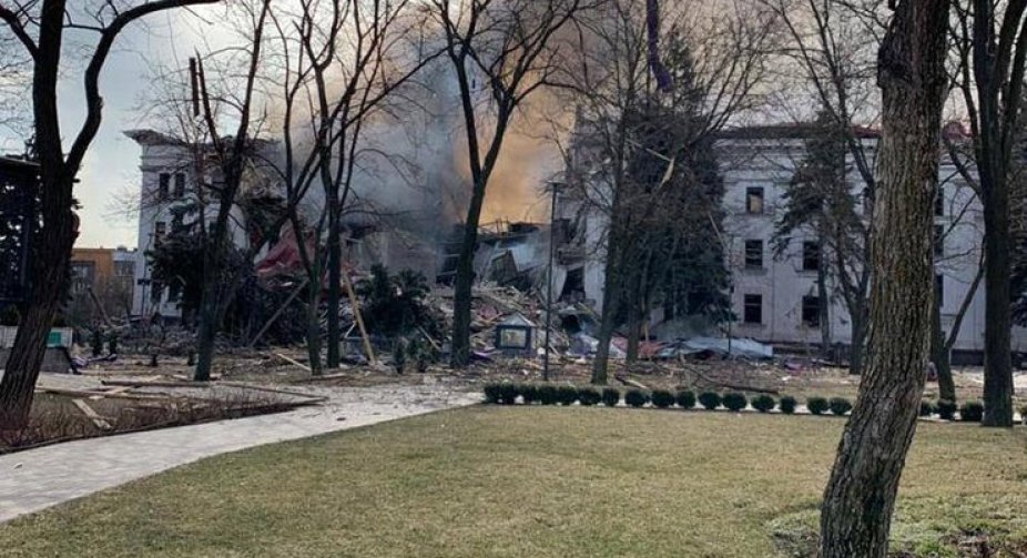 У Маріуполі окупанти скинули бомбу на драмтеатр, де ховалися сотні людей – міськрада