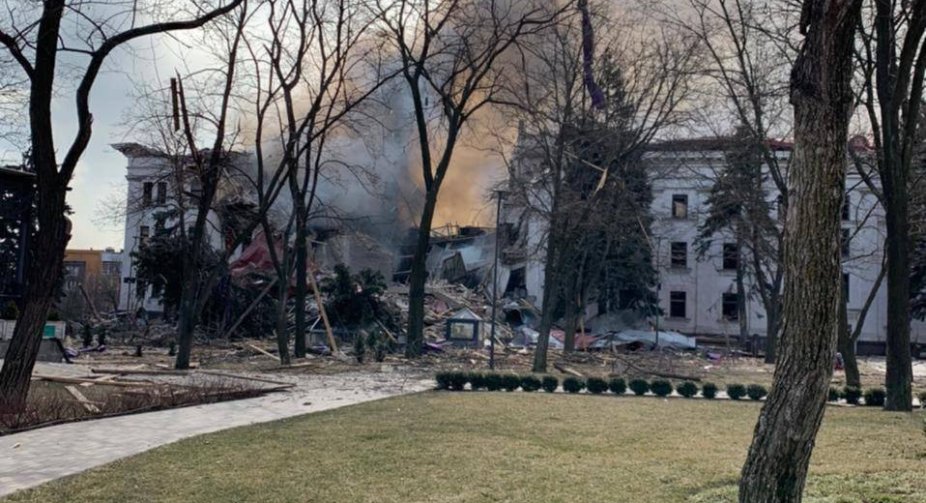 Бомбосховище вистояло: Омбудсмен повідомила, що з-під завалів драмтеатру у Маріуполі виходять дорослі з дітьми