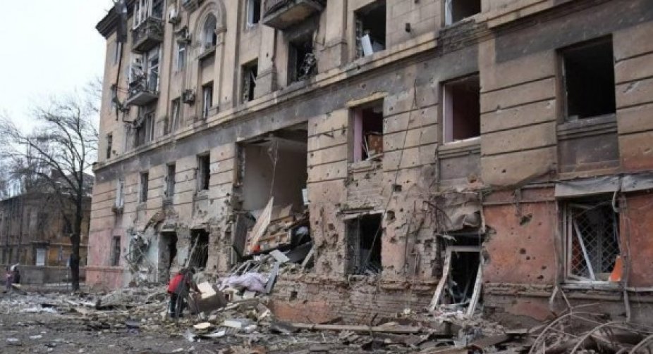 Маріуполь в облозі: окупанти обстрілюють місто з авіації, кораблів та реактивної артилерії