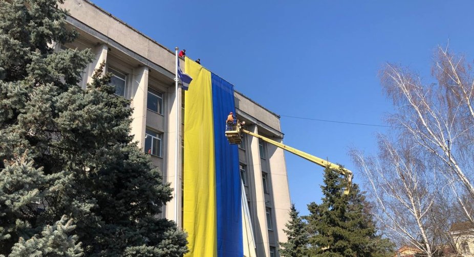 У тимчасово захопленому Херсоні на міськраді вивісили величезний Прапор України