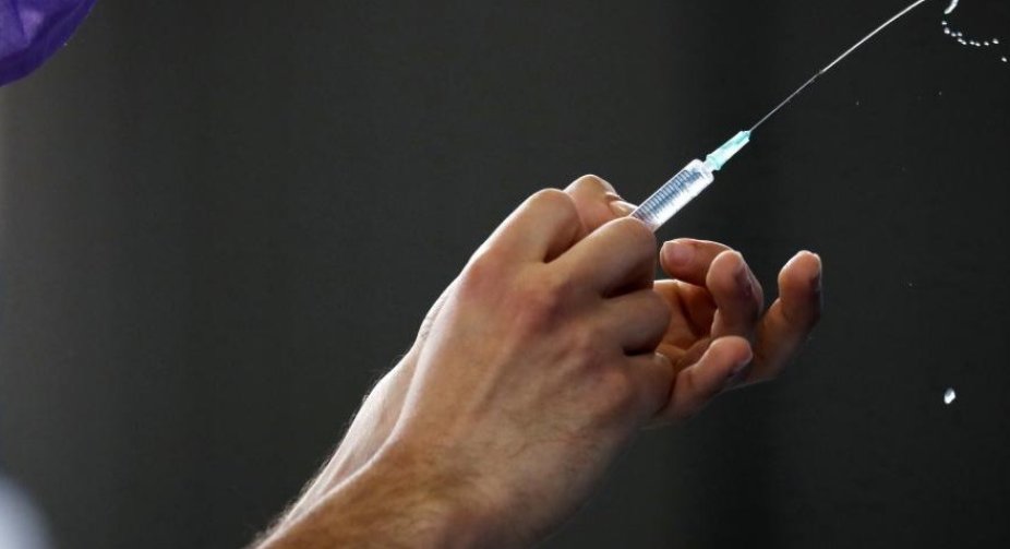 France expects to vaccinate 10 million people by mid-April