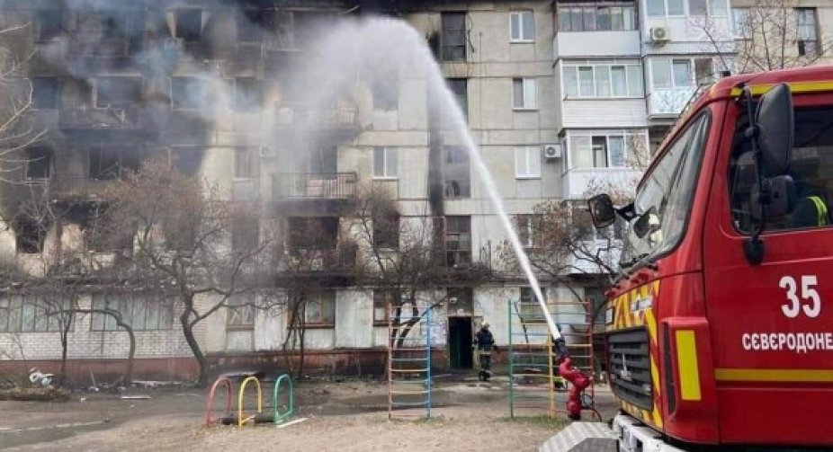 У Сєвєродонецьку росіяни втретє за тиждень потрапили до одного з будинків у центрі міста