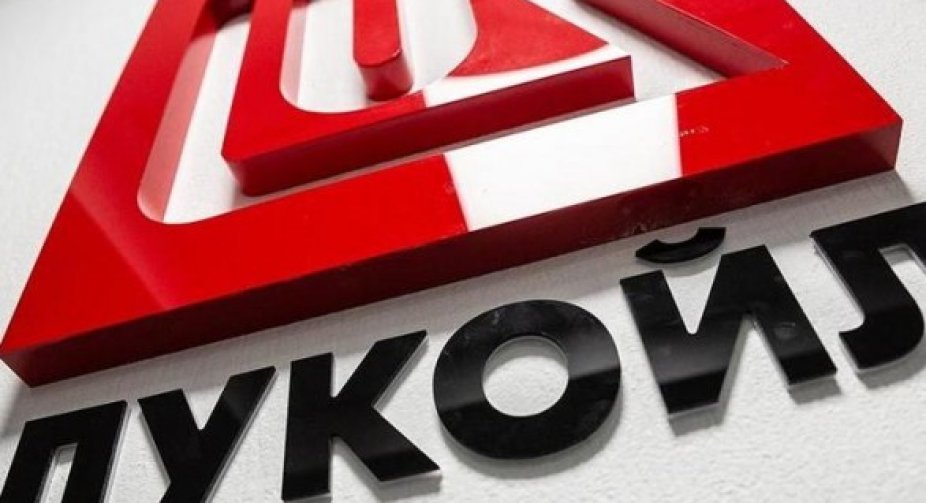 Через надлишок нафтопродуктів компанія "Лукойл" зупиняє свої заводи в Росії