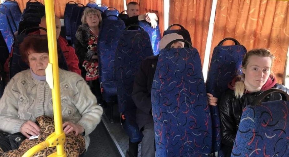 Понад 250 біженців із Маріуполя вирушили поїздом до Львова, Гайдай наполягає на евакуації із Луганської області