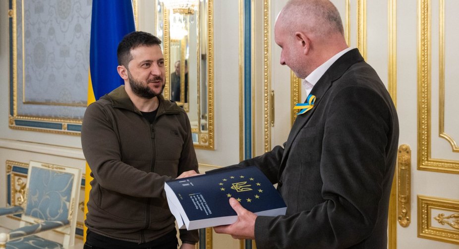 Зеленський передав Єврокомісії першу частину анкети для членства в ЄС