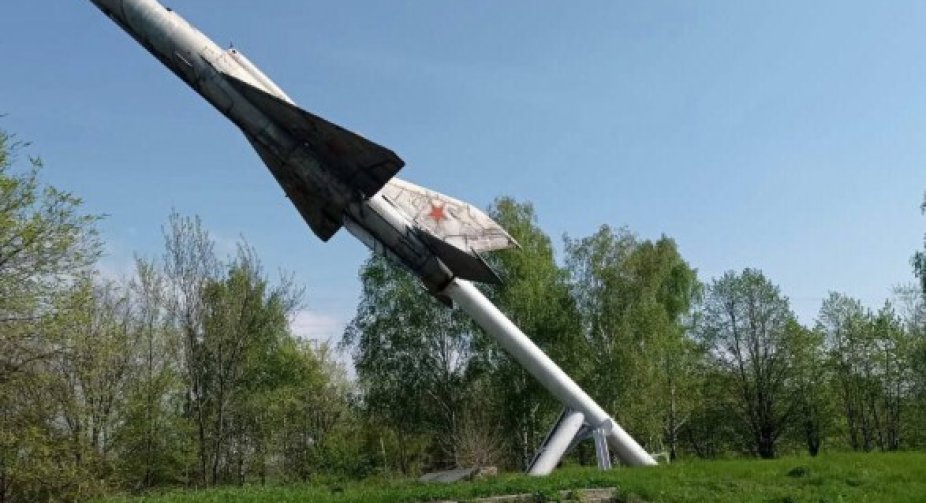 "Пам'ятник так і стоїть. Ракета вщент": на Дніпропетровщині ворог вдарив біля монументу радянському літаку