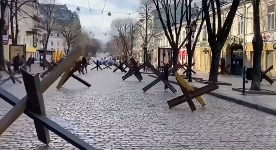 Після ворожих ракетних ударів Одесі виникла пожежа у житловому районі  
