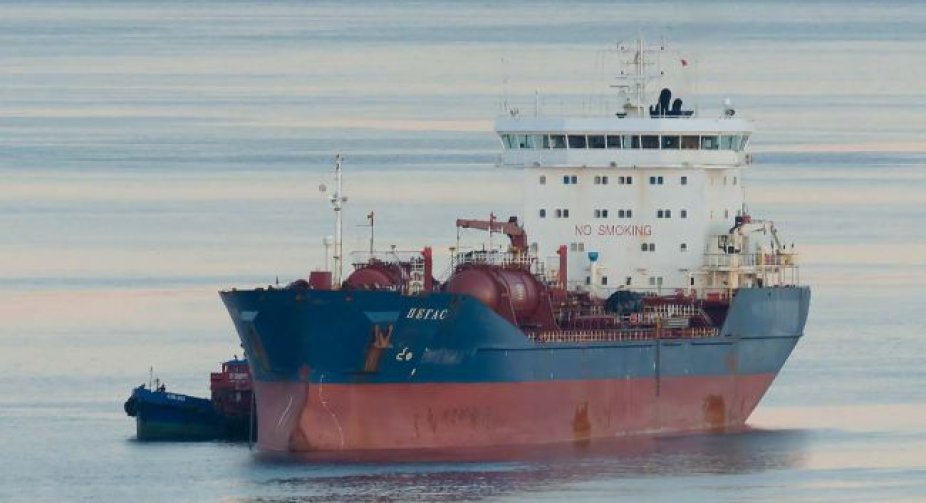 A Russian-flagged tanker with 100,000 tons of oil confiscated in Greece
