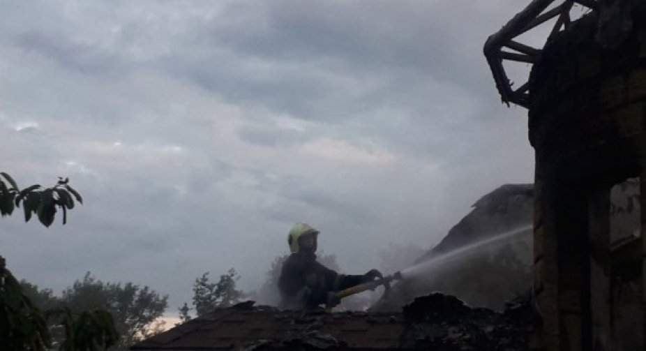 Харків знову став метою ворожих обстрілів: спалахнув склад з деревиною