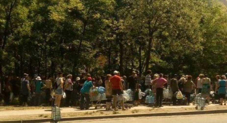 У Маріуполі окупанти роздають людям воду, майже непридатну для пиття – радник мера