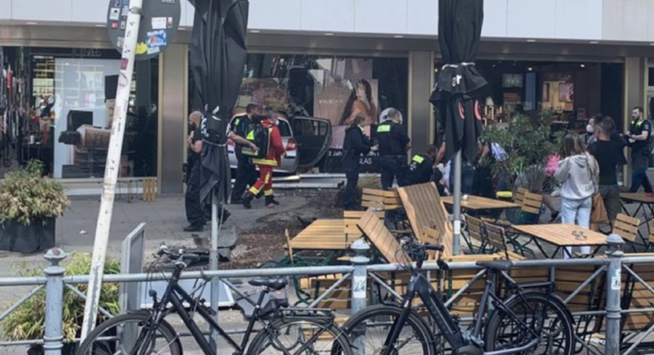 In Berlin, a car crashed into a crowd at the site of the 2016 terrorist attack: there are dead and wounded   