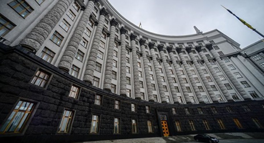 Кабмин разрешил получать паспорта за границей