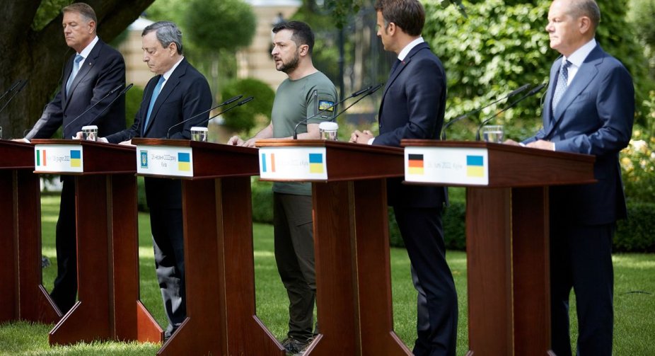 Франція, Німеччина, Італія та Румунія підтримують надання Україні статусу кандидата в ЄС із прив'язкою до дорожньої карти - Макрон