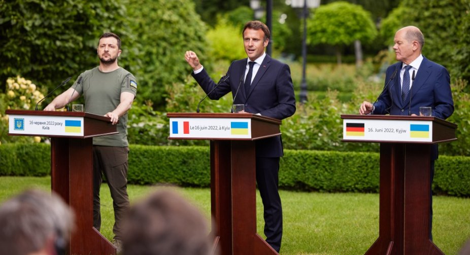 Макрон визнав існування обмежень на постачання певної зброї Україні