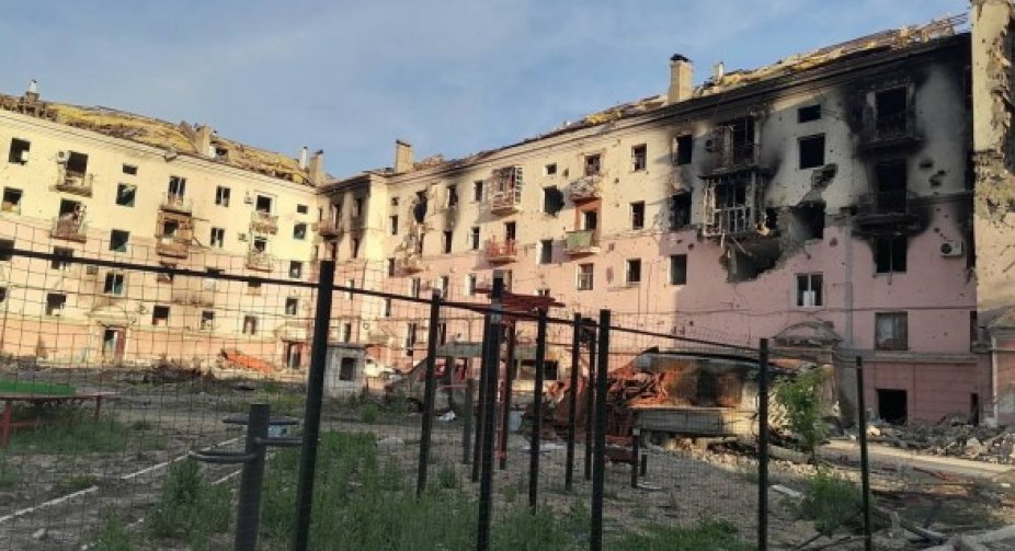 У Маріуполі під завалами знайшли ще понад 100 тіл, їх поховання загарбники не планують - радник мера
