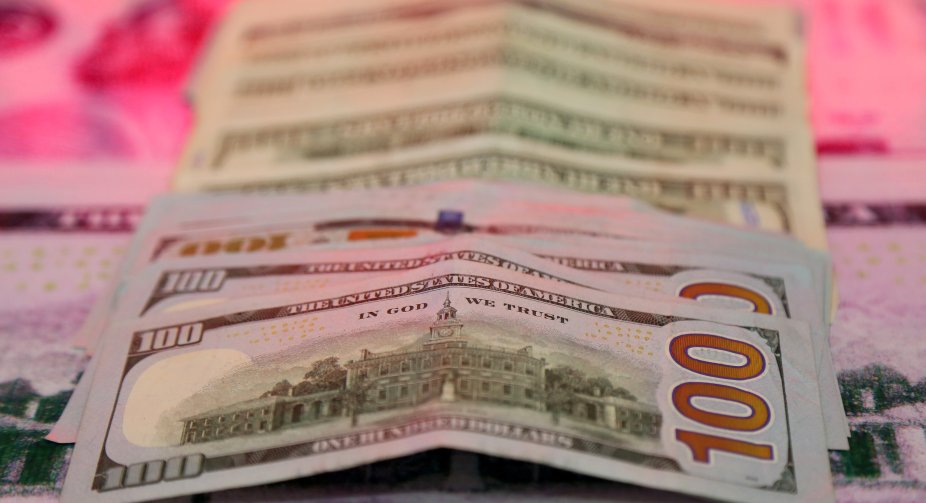 ПриватБанк різко підвищив курс долара та євро карткам: скільки коштує валюта