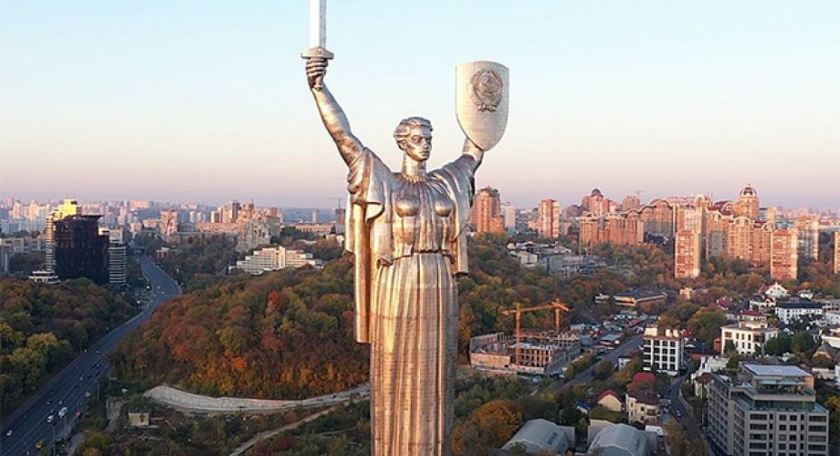 Українцям запропонували вирішити долю герба СРСР на щиті монумента "Батьківщина-мати" у Києві