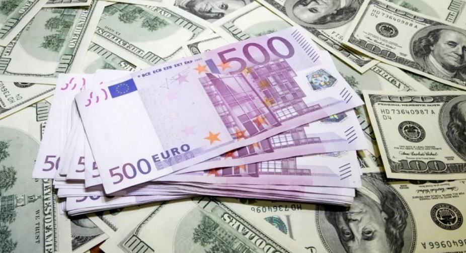 Вартість євро та долара зрівнялися перші з 2002 року