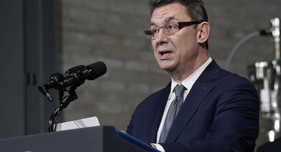 Глава Pfizer заразився коронавірусом