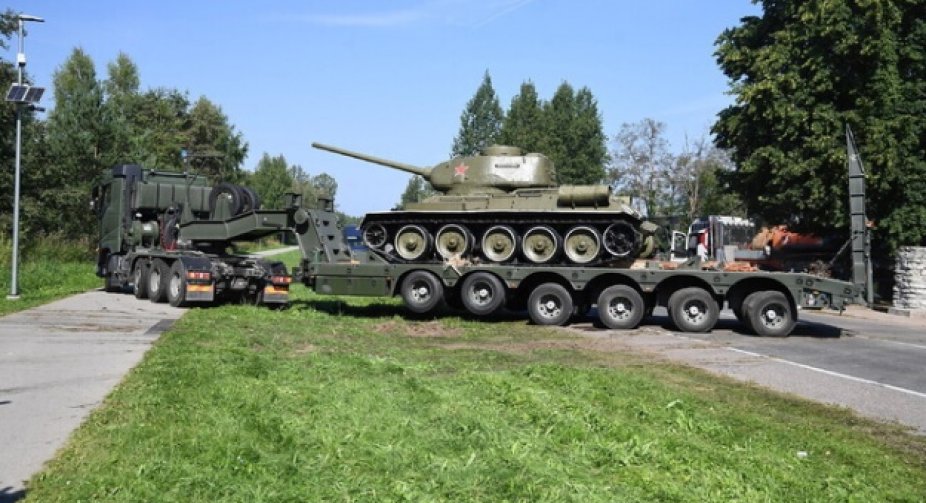 В естонській Нарві демонтували символ окупації – радянський танк Т-34
