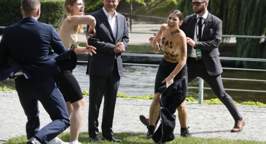 Активістки Femen влаштували топлес-протест поруч із канцлером Німеччини, вимагаючи газового ембарго