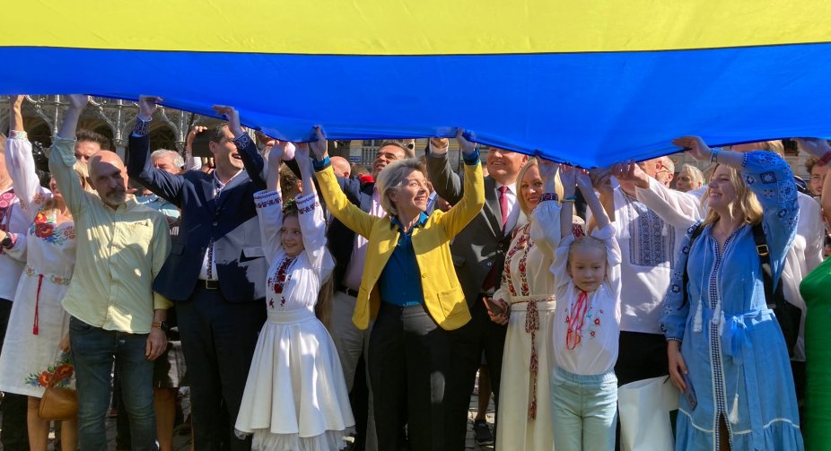 Президент Єврокомісії приєдналася до розгортання прапора України у Брюсселі
