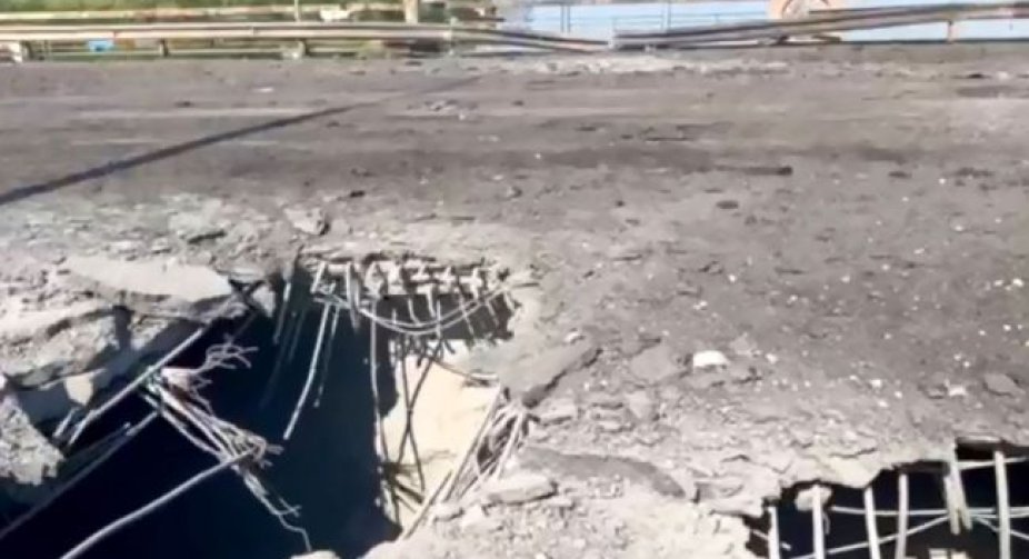 У районі Антонівського мосту пролунали вибухи, видно пожежу