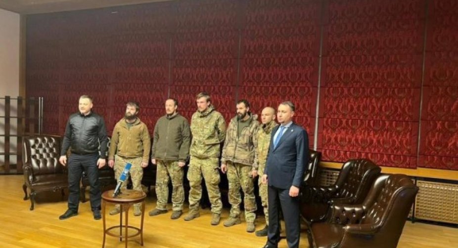 В Україну з російського полону повернувся командир полку "Азов" та ще низка азовців  