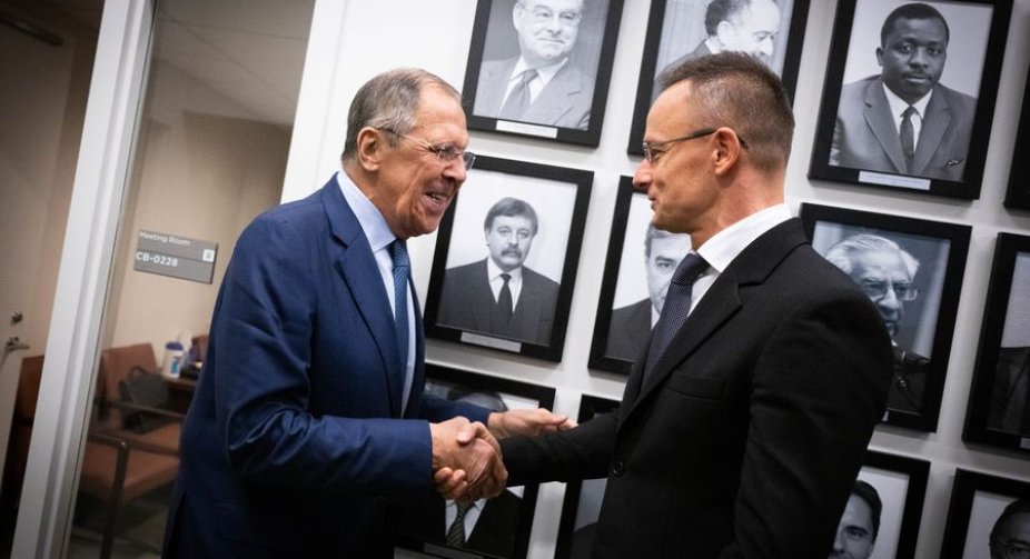Глава МЗС Угорщини похвалився, що прорвав бойкот ЄС і поговорив про мир із Лавровим