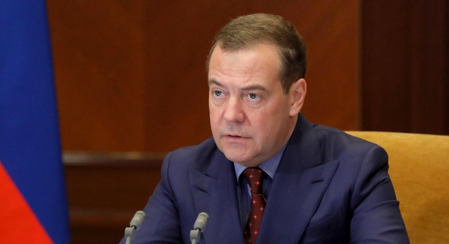 Медведєв анонсував нові масовані удари по Україні - СБУ оголосила його у розшук