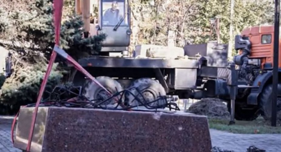 Російські окупанти демонтували пам'ятник жертвам Голодомору у Маріуполі 