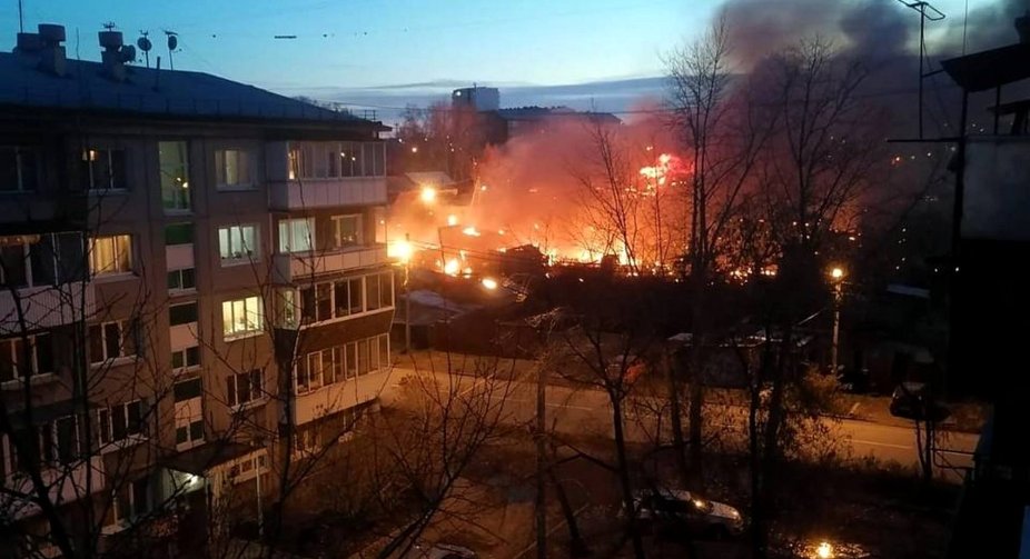 У російському Іркутську літак Су-30 впав на житловий будинок, екіпаж загинув