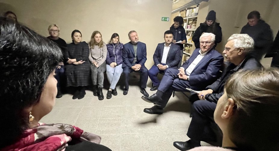 Steinmeier spent more than an hour in a bomb shelter near Chernigov during the alert