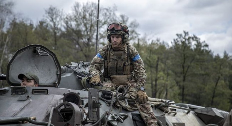 Росіяни риють нові лінії оборони на півдні, масові атаки на Донбасі: карти боїв на ранок