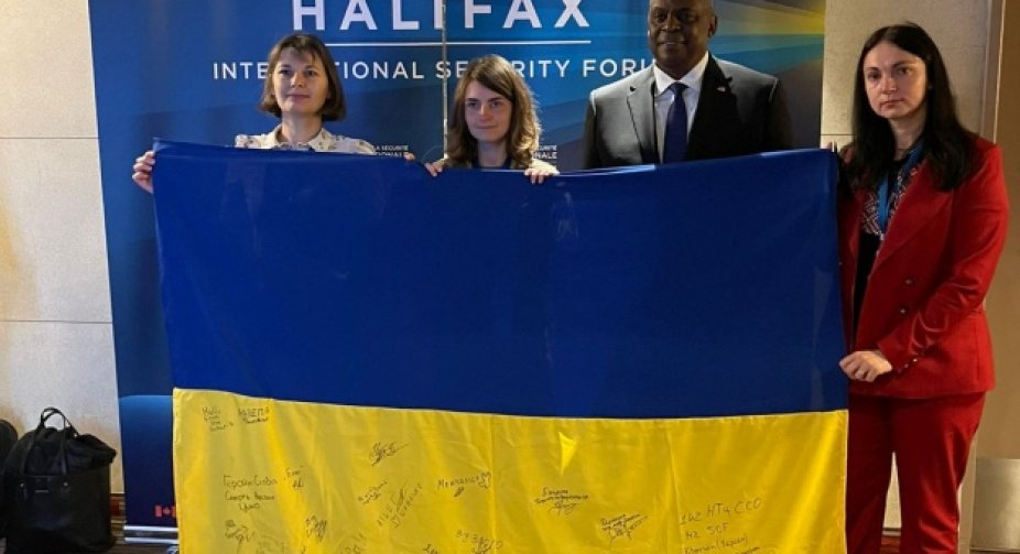 Українки передали голові Пентагону прапор із Херсонщини та попросили літаки
