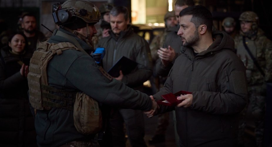 Зеленський у Бахмуті відвідав передові позиції військових та вручив їм державні нагороди