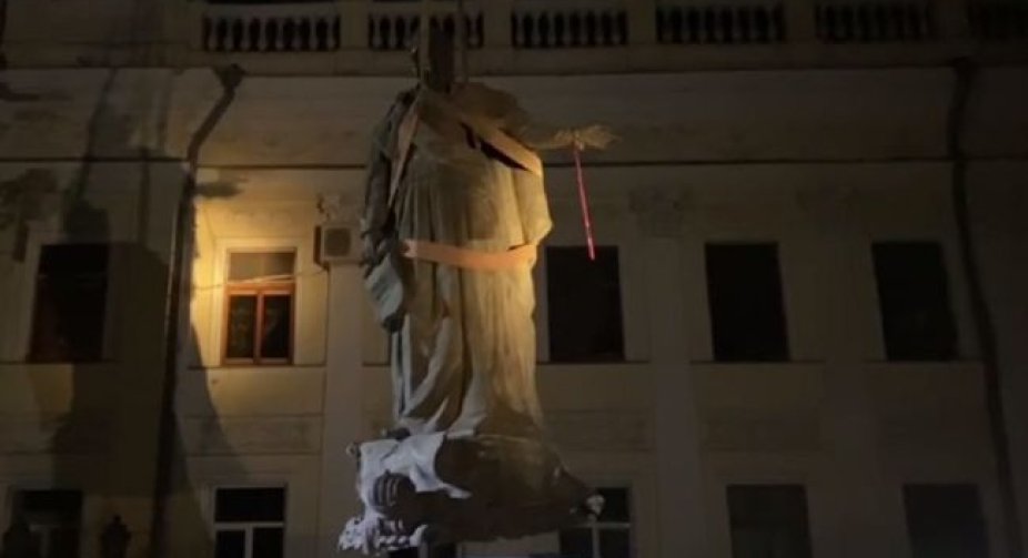 В Одесі демонтували пам'ятники Катерині II та Суворову