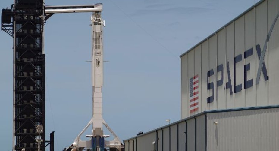 NASA хоче додати місце на SpaceX, щоб їх астронавт не повертався із росіянами