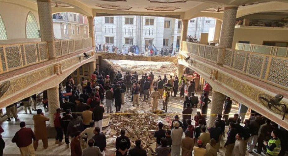 In Pakistan, a suicide bomber blew himself up in a mosque: at least 25 people were killed, another 140 were injured