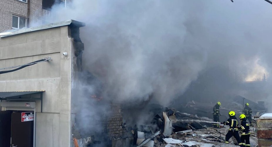 Вибух на території колишнього заводу в Києві: шість осіб під завалами, з чотирма є зв'язок