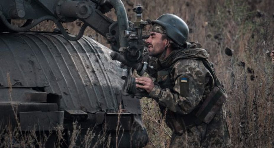 Росіяни скинули на наші позиції аерозольні гранати, а ЗСУ знищили три склади боєприпасів, - Генштаб