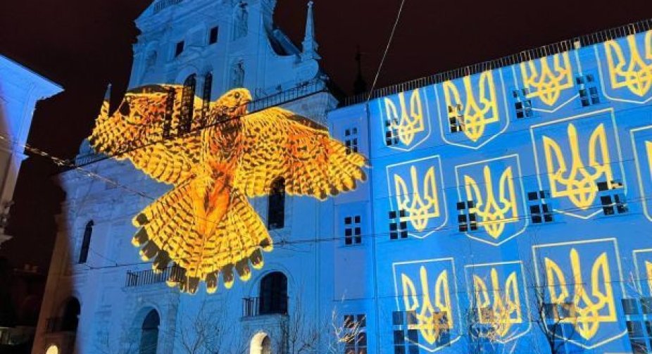 In Lviv, the Town Hall, the Opera House and the train station were illuminated to mark the anniversary of the invasion of the Russian Federation