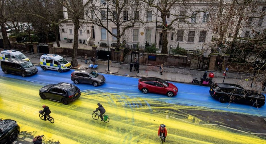 "It will be a reminder": in London, the road near the Russian embassy was painted blue-yellow
