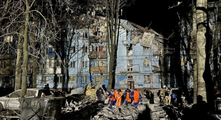 Обстріл у Запоріжжі: практично зруйновано 5-поверховий будинок, поліція повідомляє про трьох загиблих   